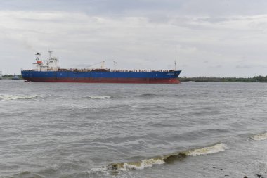 Kochi, Hindistan - 2 Eylül 2023: RO Feribotu Jetty Fortkochi, Kalede Duran İnsanlarla Doludur.