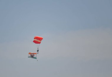 Chennai, Hindistan - 7 Ekim 2024: Bir Adam Hindistan Hava Kuvvetleri Günü için Hava Gösterisinde IAF Paraşütü kullanarak Gökyüzünde Uçuyor.