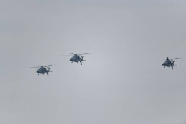 Chennai, Hindistan - 7 Ekim 2024: Hindistan Hava Kuvvetleri Günü için Hava Gösterisinde Helikopterler Uçuyor.