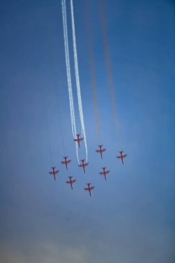 Chennai, Hindistan - 7 Ekim 2024: Gökyüzünde Uçan Uçuşlar ve Hint Hava Kuvvetleri Günü için Kızılderili Bayrağı dumanı.