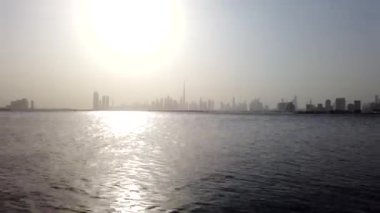 4K Zamanaşımı - Dubai Deresi 'nden Dubai Skyline manzaralı güzel bir gün batımı. Dubai 'nin siluetinin panoramik görüntüsü. Dubai.UAE 'de gün doğumunda şehir manzarası.