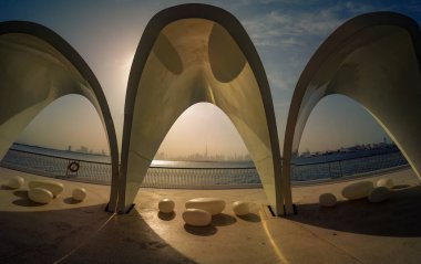 Dubai - Birleşik Arap Emirlikleri: 5 Mart 2025 Dubai Skyline manzaralı güzel bir gün batımı. Dubai 'nin siluetinin panoramik görüntüsü. Dubai 'de gün doğumunda şehir manzarası. BAE.