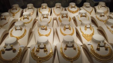 Dubai, Birleşik Arap Emirlikleri 8 Mart 2025: Dubai Altın Çarşısında Mücevher Elbiselerinin Çeşitleri. Eski Dubai 'deki altın çarşıda sergilenen en pahalı lüks altın elbiseler ve elbiseler.