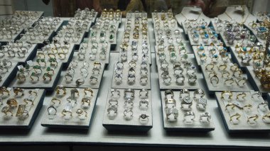 Dubai, Birleşik Arap Emirlikleri 8 Mart 2025: Dubai Altın Çarşısında Mücevher Elbiselerinin Çeşitleri. Eski Dubai 'deki altın çarşıda sergilenen en pahalı lüks altın elbiseler ve elbiseler.