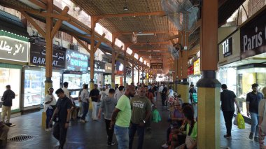 Dubai, Birleşik Arap Emirlikleri 8 Mart 2025: Dubai Altın Çarşısında Mücevher Elbiselerinin Çeşitleri. Eski Dubai 'deki altın çarşıda sergilenen en pahalı lüks altın elbiseler ve elbiseler.