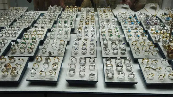 Dubai, Birleşik Arap Emirlikleri 8 Mart 2025: Dubai Altın Çarşısında Mücevher Elbiselerinin Çeşitleri. Eski Dubai 'deki altın çarşıda sergilenen en pahalı lüks altın elbiseler ve elbiseler.