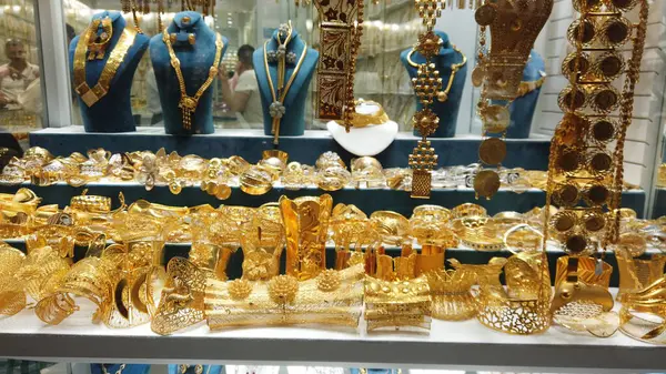 Dubai, Birleşik Arap Emirlikleri 8 Mart 2025: Dubai Altın Çarşısında Mücevher Elbiselerinin Çeşitleri. Eski Dubai 'deki altın çarşıda sergilenen en pahalı lüks altın elbiseler ve elbiseler.