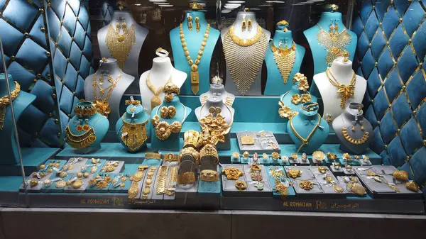 Dubai, Birleşik Arap Emirlikleri 8 Mart 2025: Dubai Altın Çarşısında Mücevher Elbiselerinin Çeşitleri. Eski Dubai 'deki altın çarşıda sergilenen en pahalı lüks altın elbiseler ve elbiseler.