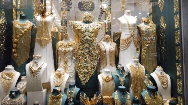 Dubai, Birleşik Arap Emirlikleri 8 Mart 2025: Dubai Altın Çarşısında Mücevher Elbiselerinin Çeşitleri. Eski Dubai 'deki altın çarşıda sergilenen en pahalı lüks altın elbiseler ve elbiseler.