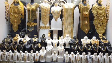 Dubai, Birleşik Arap Emirlikleri 8 Mart 2025: Dubai Altın Çarşısında Mücevher Elbiselerinin Çeşitleri. Eski Dubai 'deki altın çarşıda sergilenen en pahalı lüks altın elbiseler ve elbiseler.