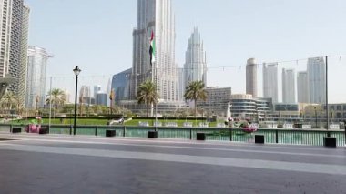 Bahçe Binası 'nda Dubai Bayrağı' yla Burj Halife Manzarası.