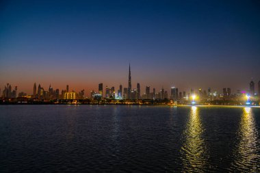 Dubai 'nin Burj Halife ile olan güzel akşam manzarası. Panoramik kentsel manzara seyahat, editoryal ya da ticari kullanım için mükemmel.