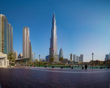 Dubai, Birleşik Arap Emirlikleri - 16 Mart 2025: İftar, hilal ve yıldızlarla süslenmiş Dubai Alışveriş Merkezi 'nin modern iç mimarisi. Canlı, çok katlı bir yer ve hareketli bir alışveriş kalabalığı..