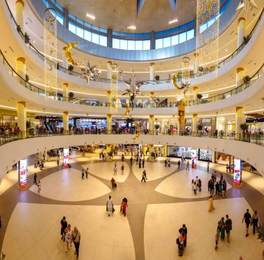 Dubai, Birleşik Arap Emirlikleri - 16 Mart 2025: İftar, hilal ve yıldızlarla süslenmiş Dubai Alışveriş Merkezi 'nin modern iç mimarisi. Canlı, çok katlı bir yer ve hareketli bir alışveriş kalabalığı..