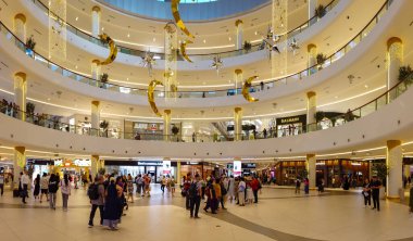 Dubai, Birleşik Arap Emirlikleri - 16 Mart 2025: İftar, hilal ve yıldızlarla süslenmiş Dubai Alışveriş Merkezi 'nin modern iç mimarisi. Canlı, çok katlı bir yer ve hareketli bir alışveriş kalabalığı..