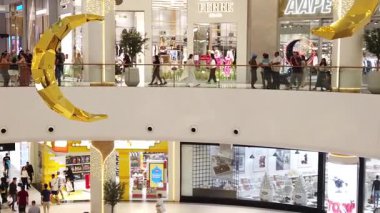 Dubai, Birleşik Arap Emirlikleri - 7 Mart 2025: Dubai Alışveriş Merkezi içinde Yürüyen ve Mağazaları Keşfeden İnsanlar.