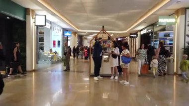 Dubai, Birleşik Arap Emirlikleri - 7 Mart 2025: Dubai Alışveriş Merkezi içinde Yürüyen ve Mağazaları Keşfeden İnsanlar.