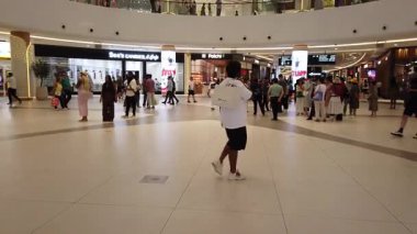Dubai, Birleşik Arap Emirlikleri - 7 Mart 2025: Dubai Alışveriş Merkezi içinde Yürüyen ve Mağazaları Keşfeden İnsanlar.