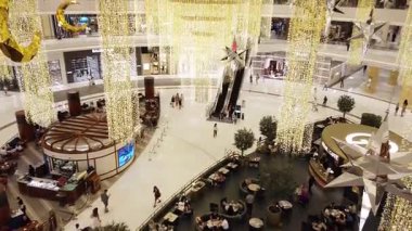 Dubai, Birleşik Arap Emirlikleri - 7 Mart 2025: Dubai Alışveriş Merkezi içindeki Güzel Işık Alanı.