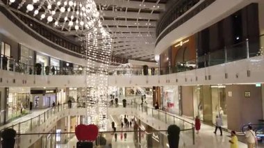 Dubai, Birleşik Arap Emirlikleri - 7 Mart 2025: Dubai Alışveriş Merkezi içindeki Güzel Işık Alanı.