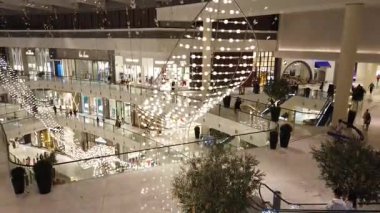 Dubai, Birleşik Arap Emirlikleri - 7 Mart 2025: Dubai Alışveriş Merkezi içindeki Güzel Işık Alanı.