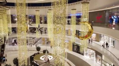 Dubai, Birleşik Arap Emirlikleri - 7 Mart 2025: Dubai Alışveriş Merkezi içindeki Güzel Işık Alanı.