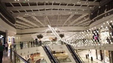 Dubai, Birleşik Arap Emirlikleri - 7 Mart 2025: Dubai Alışveriş Merkezi içindeki Güzel Işık Alanı.
