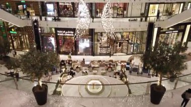 Dubai, Birleşik Arap Emirlikleri - 7 Mart 2025: Dubai Alışveriş Merkezi içindeki Güzel Işık Alanı.