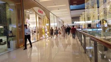 Dubai, Birleşik Arap Emirlikleri - 7 Mart 2025: Dubai Alışveriş Merkezi içindeki Güzel Işık Alanı.