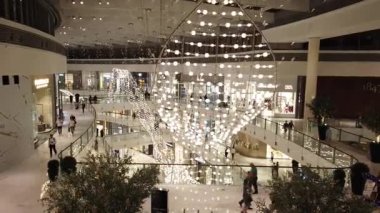 Dubai, Birleşik Arap Emirlikleri - 7 Mart 2025: Dubai Alışveriş Merkezi içindeki Güzel Işık Alanı.