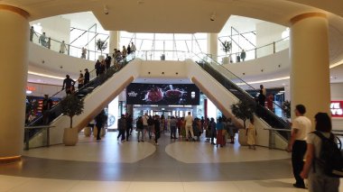 Dubai, Birleşik Arap Emirlikleri - 7 Mart 2025: Dünyanın En Büyük Dubai AVM 'sinde Yürüyen Yürüyen İnsanlar.