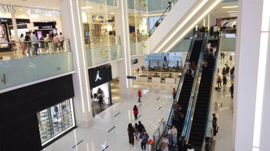 Dubai, Birleşik Arap Emirlikleri - 7 Mart 2025: Dünyanın En Büyük Dubai AVM 'sinde Yürüyen Yürüyen İnsanlar.