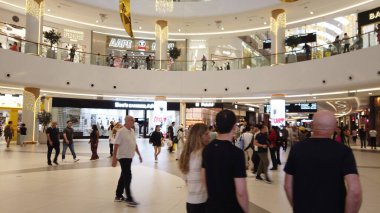 Dubai, Birleşik Arap Emirlikleri - 7 Mart 2025: Dünyanın En Büyük Dubai AVM 'sinde Yürüyen Yürüyen İnsanlar.