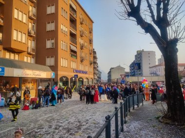 Ivrea, İtalya - 18 Şubat 2024: Halk hevesle İtalya 'daki Karnaval Geçidi' ne gidiyor.