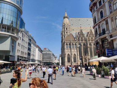 Viyana, Avusturya - 27 Temmuz 2024: Viyana Şehir Merkezi 'ndeki En Ünlü Alışveriş Sokakları.