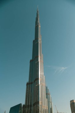 Dubai, Birleşik Arap Emirlikleri - 8 Mart 2025: Dubai, BAE 'deki Geleceğin Müzesi Gece Görüşü. Uzun pozlama, Dubai 'nin modern mimarisini vurgulayarak trafik ışıklarını yakalar..