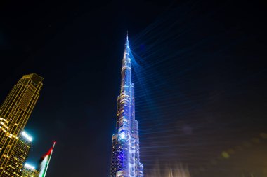 Dubai, Birleşik Arap Emirlikleri - 7 Mart 2025: Dubai 'nin en yüksek binası, Burj Halife, geceleri bir ışık gösterisi ile parıldıyor.