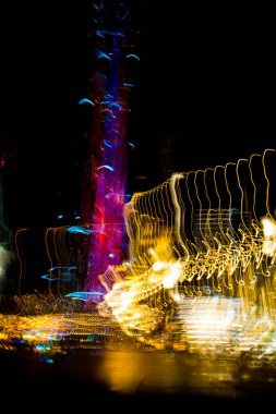 Dubai, BAE 'deki gece gökyüzüne karşı Burj Halife' nin soyut hareket bulanıklığı. Dubai uzun pozlama.