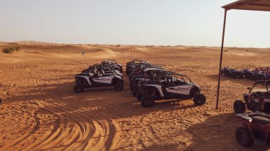 Dubai, Birleşik Arap Emirlikleri - 7 Mart 2025: Iconic Dubai Alışveriş Merkezi kapalı şelalesi Sanatçı Adam heykellerinin yer aldığı AVM 'de dikey bir şelale zemininde serbest dalış.