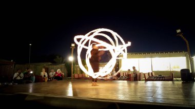 Dubai, Birleşik Arap Emirlikleri - 7 Mart 2025: Iconic Dubai Alışveriş Merkezi kapalı şelalesi Sanatçı Adam heykellerinin yer aldığı AVM 'de dikey bir şelale zemininde serbest dalış.