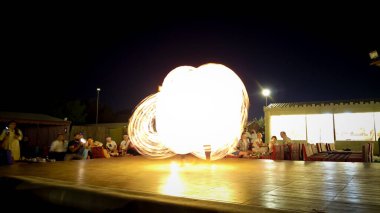 Dubai, Birleşik Arap Emirlikleri - 7 Mart 2025: Iconic Dubai Alışveriş Merkezi kapalı şelalesi Sanatçı Adam heykellerinin yer aldığı AVM 'de dikey bir şelale zemininde serbest dalış.