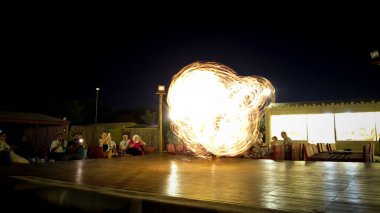 Dubai, Birleşik Arap Emirlikleri - 7 Mart 2025: Iconic Dubai Alışveriş Merkezi kapalı şelalesi Sanatçı Adam heykellerinin yer aldığı AVM 'de dikey bir şelale zemininde serbest dalış.