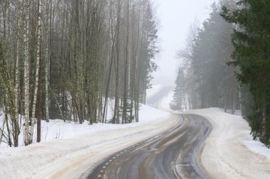 Kışın kaygan ve dolambaçlı yola bak.