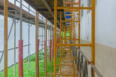 Evde iskele iskelesi var. İnşaat alanı