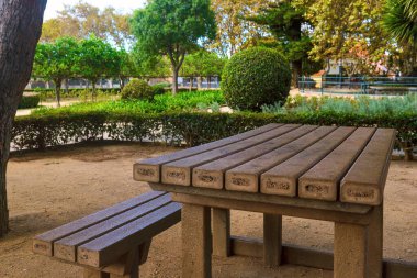 Barselona 'daki halk parkında bir bank.