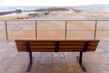 Sabah kumsaldaki bankta.