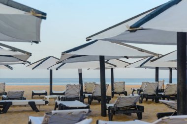 Şemsiyeli ve sandalyeli güzel tropikal plaj