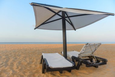 Sahildeki boş sandalye.