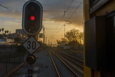 tren rayları ve trafik ışıkları