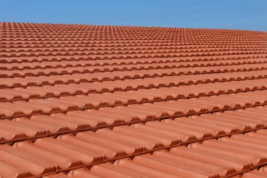 Evin çatısında kiremit var..